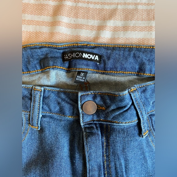 Knee slit medium blue jeggings - Picture 2 of 5